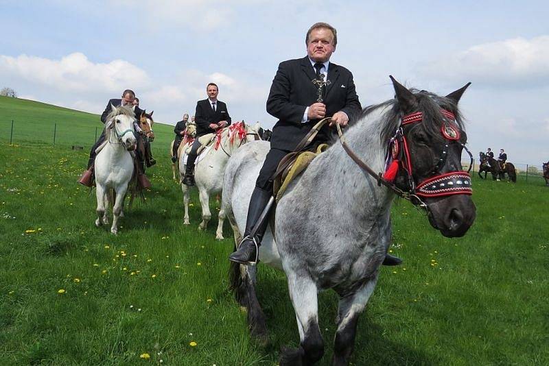 Jízda kolem osení, nebo také Rajtování, je prastarý zvyk jehož historie sahá až k dobám po bitvě na Bílé hoře. Lukavec, místní části Fulneku, je jediným místem v České republice, kde se tato velikonoční tradice dodržuje dlouhá léta do dnešních dnů.