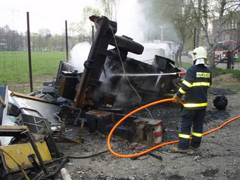 Požár bagru, který měl jít do šrotu, likvidovali v úterý hasiči v Jeseníku nad Odrou.