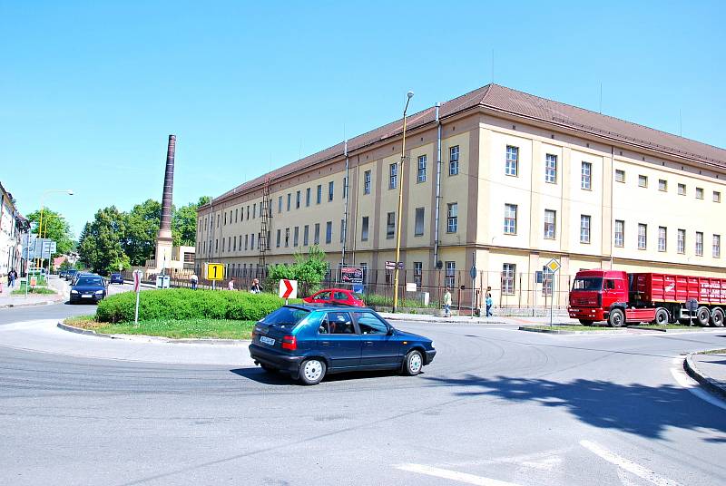 Od "Tabačky" k OC Tabačka. Objekty původní tabákové továrny v Novém Jičíně začaly mizet ze zemského povrchu před deseti lety. Dnes je v místě obchodní centrum.