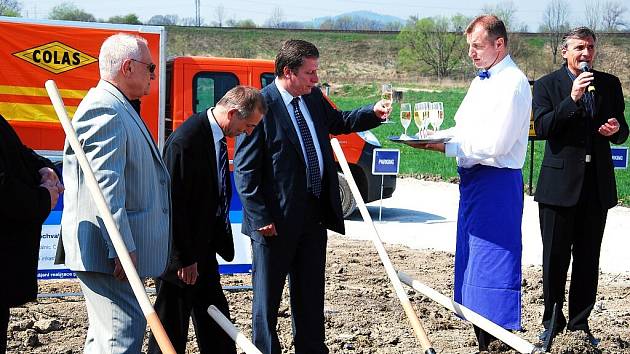 Mezi Příborem a Kopřivnici byla ve čtvrtek 16. dubna slavnostně zahájena stavba příborského obchvatu I/58. Více než miliardová stavba by měla být hotová v září 2011. Z Příboru by tak mělo zmizet šest tisíc vozidel, které Freudovým městem projíždí dnes.