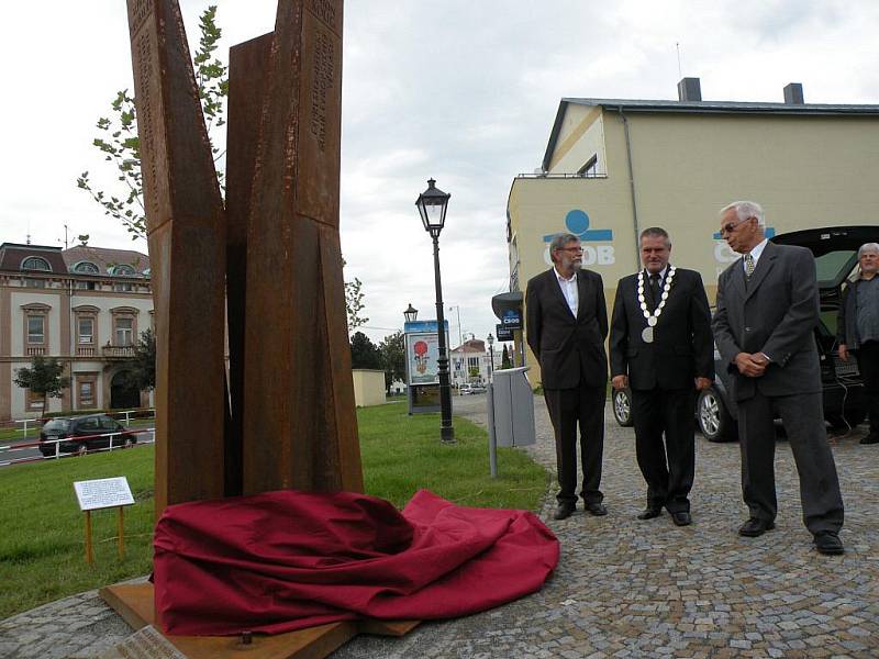 Sochař Jan Zemánek, starosta města Ivan Týle a předseda Klubu rodáků a přátel Nového Jičína Pavel Wessely odhalili památník slavným novojičínským rodákům.