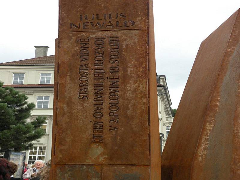 Sochař Jan Zemánek, starosta města Ivan Týle a předseda Klubu rodáků a přátel Nového Jičína Pavel Wessely odhalili památník slavným novojičínským rodákům.
