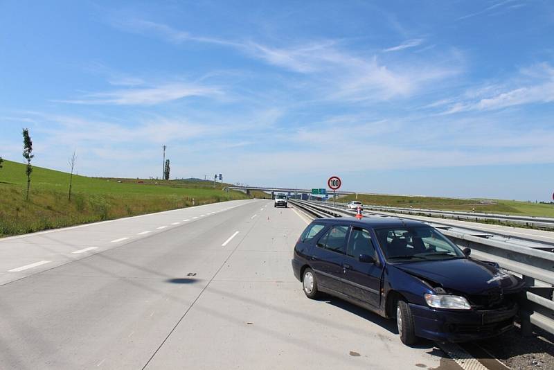 Nárazem do středových svodidel skončil úterní incident na silnici I/48 mezi Příborem a Frýdkem-Místek. 