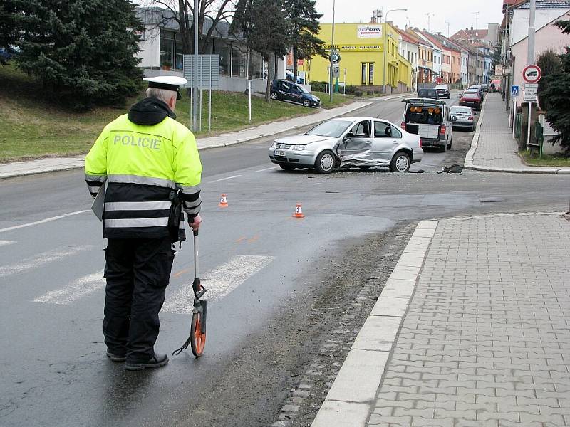 Dopravní nehoda, která se stala ve čtvrtek 26.března na Hřbitovní ulici v Novém Jičíně.