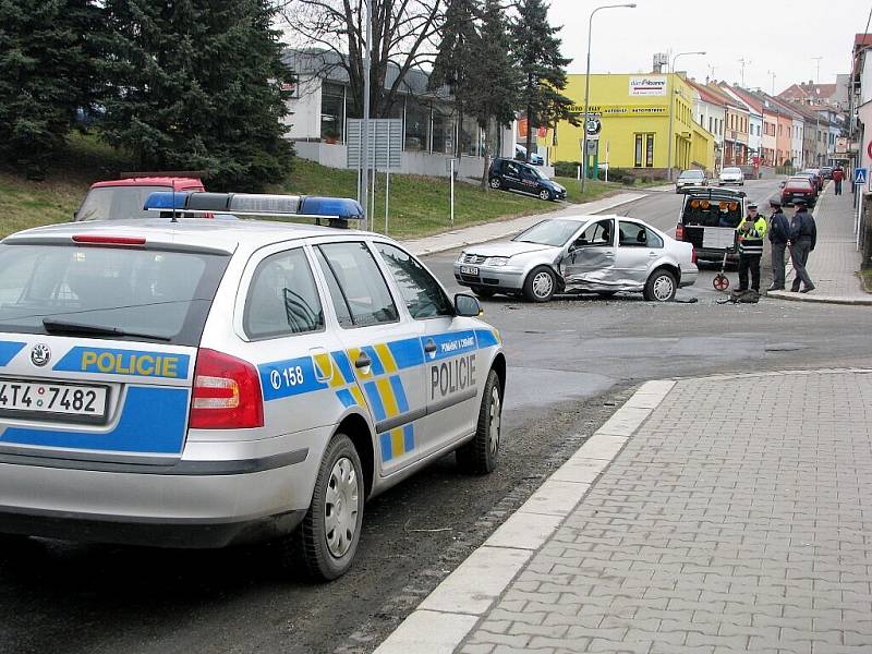 Dopravní nehoda, která se stala ve čtvrtek 26.března na Hřbitovní ulici v Novém Jičíně.