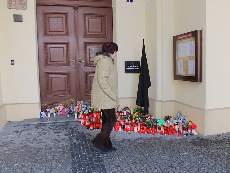 Čtvrtek 21. února dopoledne, Frenštát pod Radhoštěm. Na místě nedělní tragédie stále pracují dělníci, kteří zpevňují trosky domu i vedlejší dům. 