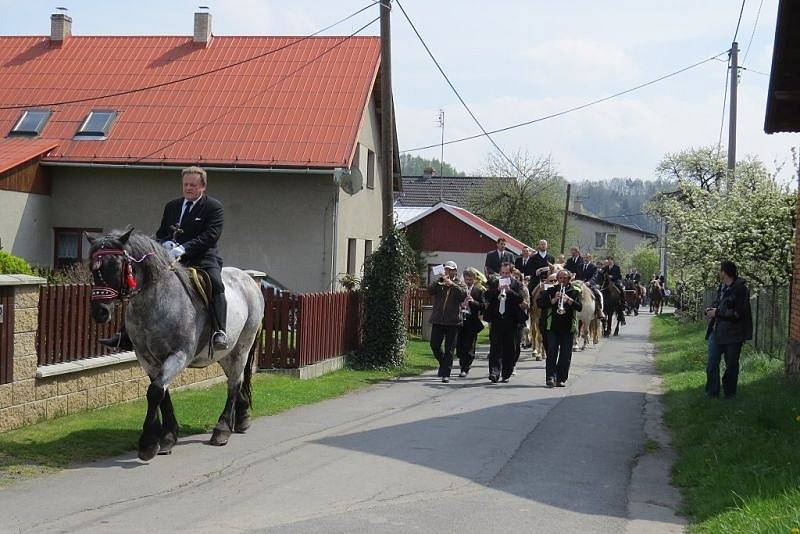 Jízda kolem osení, nebo také Rajtování, je prastarý zvyk jehož historie sahá až k dobám po bitvě na Bílé hoře. Lukavec, místní části Fulneku, je jediným místem v České republice, kde se tato velikonoční tradice dodržuje dlouhá léta do dnešních dnů.