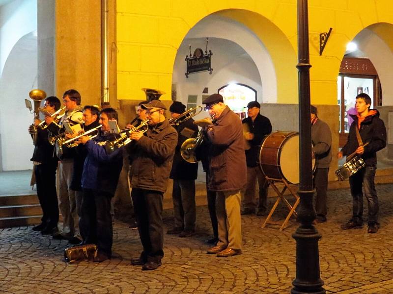 Položením kytic a věnců a lampionovým průvodem uctili v pátek 9. listopadu v Příboře památku válečných veteránů a padlých ve světových válkách.