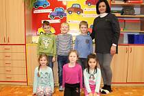 Prvňáčci ze Základní školy v Jeseníku nad Odrou s paní třídní učitelkou Hanou Mickovou.  