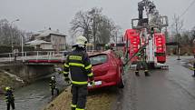 Zásah hasičů u dopravní nehody ve Velkých Albrechticích. 
