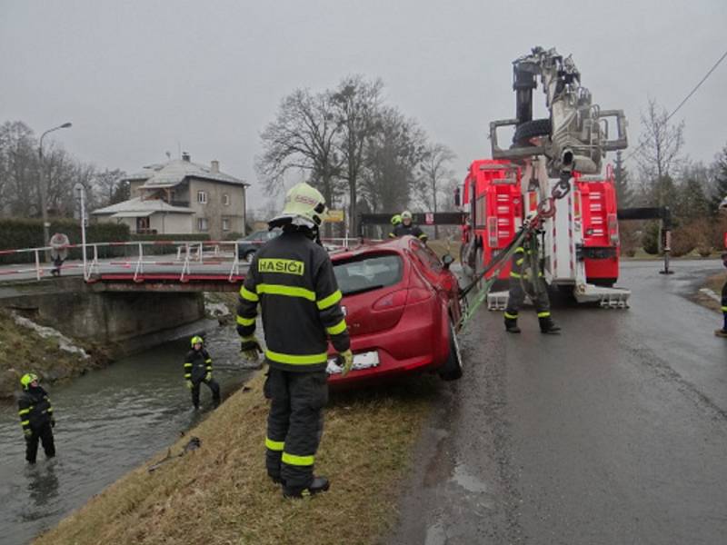 Zásah hasičů u dopravní nehody ve Velkých Albrechticích. 