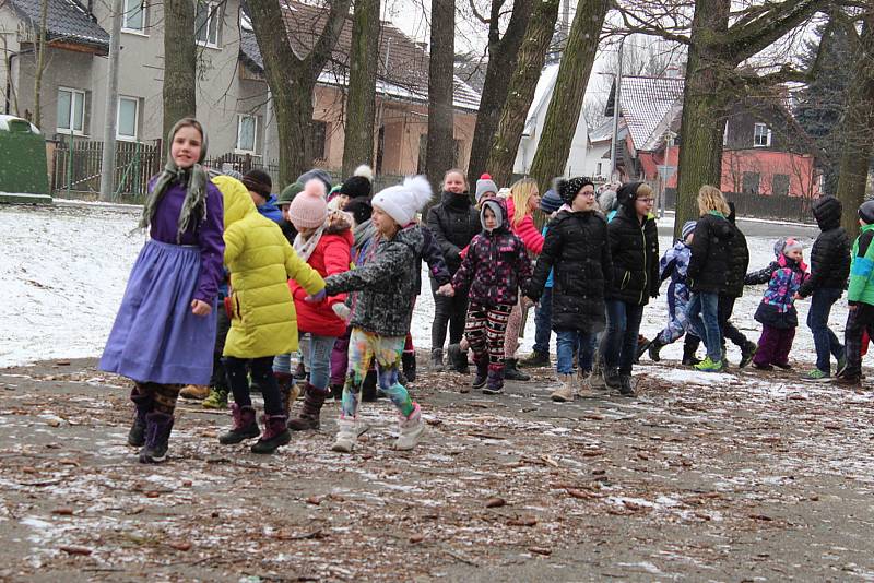 Hodinu před polednem se sešly děti z Frenštátu pod Radhoštěm u řeky Lomná, do níž společně s dospělým doprovodem vhodily Mařenu - symbol zimy.