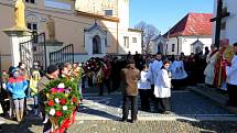 Již šestým rokem letos pokračuje v Příboře obnovená tradice - svěcení palem na Květnou neděli. To letošní se uskutečnilo v třeskutém mrazu.