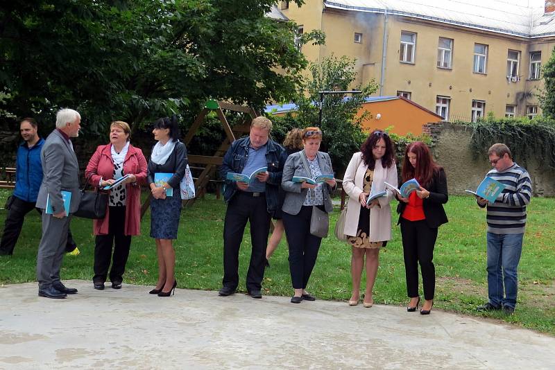 Publikaci představující všechny obce a města Novojičínska pořtili v zahradě MěKC ve Fulneku.