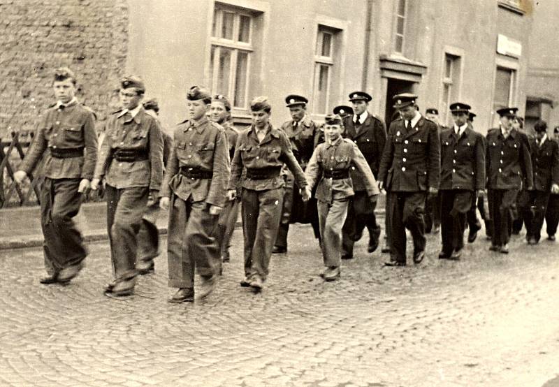 Žákovské požární družstvo na závodech 1. května 1956.