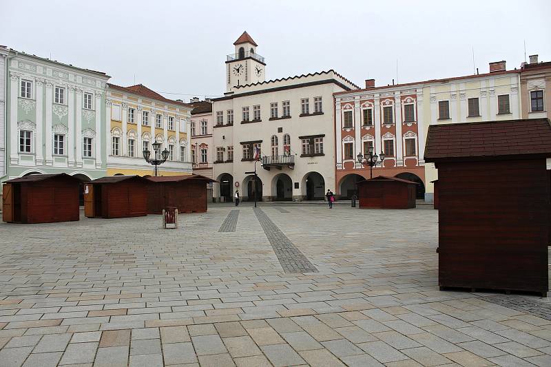 Stánky na Masarykově náměstí v Novém Jičíně jako předzvěst Adventního jarmarku. Nový Jičín, 15. listopadu 2021.