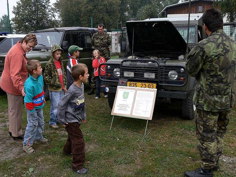 Speciální prohlídku armádní techniky pořádali v rámci Dnů NATO ve čtvrtek 17. září vojáci pro děti z mošnovské základní a mateřské školy.