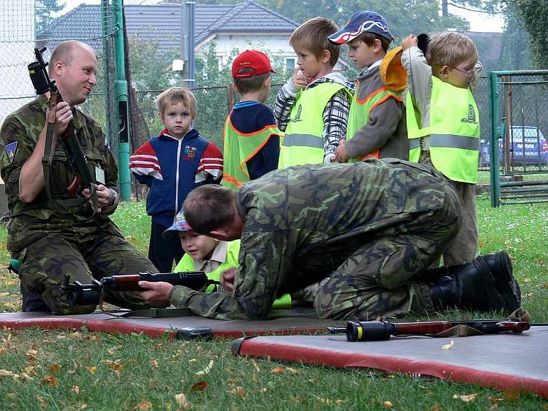 Speciální prohlídku armádní techniky pořádali v rámci Dnů NATO ve čtvrtek 17. září vojáci pro děti z mošnovské základní a mateřské školy.