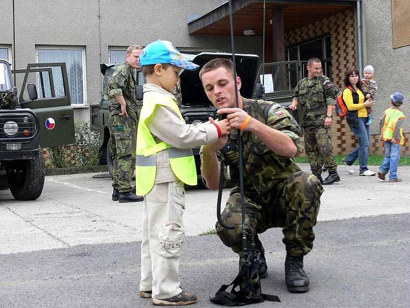 Speciální prohlídku armádní techniky pořádali v rámci Dnů NATO ve čtvrtek 17. září vojáci pro děti z mošnovské základní a mateřské školy.