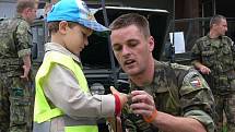 Speciální prohlídku armádní techniky pořádali v rámci Dnů NATO ve čtvrtek 17. září vojáci pro děti z mošnovské základní a mateřské školy.