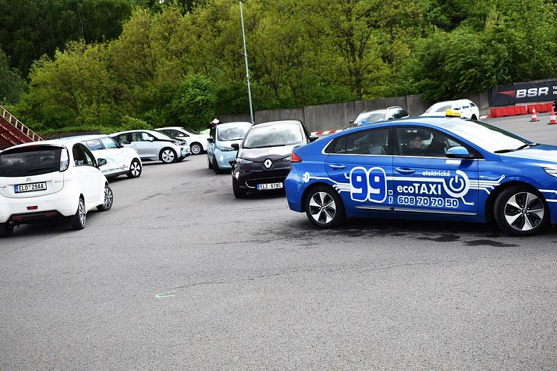 Příznivci elektromobility se v sobotu 29. května 2021 vydali na spanilou jízdou po Moravskoslezském kraji, aby si navzájem vyměnili zkušenosti a představili výhody elektromobilů veřejnosti.