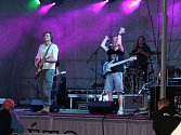 Jednou z vystupujících na Festivalu Paseka je ostravská kapela W.O.CH. hrající rock grunge. 