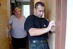 Strážníci městské policie zdarma namontovali bezpečnostní řetízky na dveře seniorům.