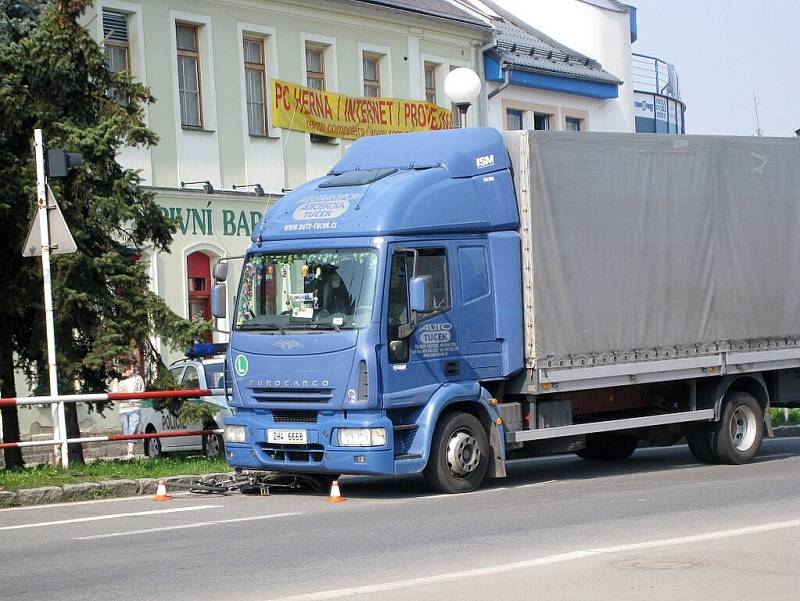 Okolo desáté hodiny ranní v Novém Jičíně došlo k dopravní nehodě, kdy nákladní automobil IVECO zachytil cyklistku. Ten vyvázl nejspíše s lehčím zraněním. Události, které k nehodě vedly se nadále prošetřují.