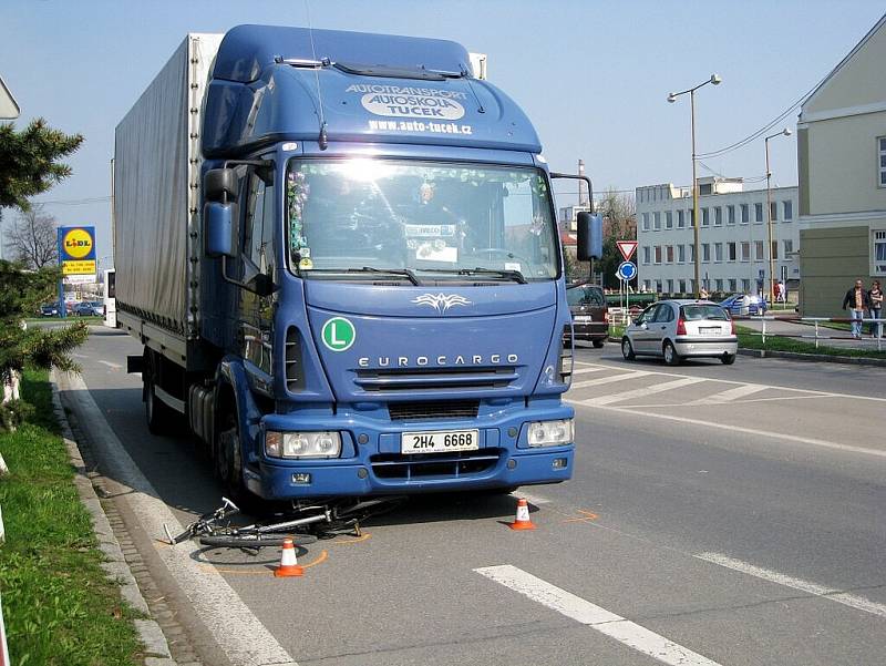 Okolo desáté hodiny ranní v Novém Jičíně došlo k dopravní nehodě, kdy nákladní automobil IVECO zachytil cyklistku. Ten vyvázl nejspíše s lehčím zraněním. Události, které k nehodě vedly se nadále prošetřují.