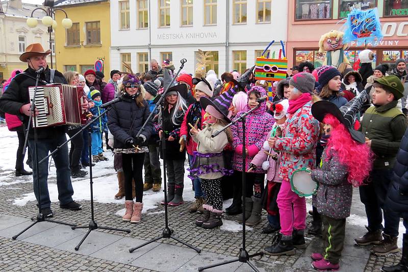 Masopustní veselí ovládlo bílovecké náměstí v úterý 13. února. Nechybělo ani tancování s medvědem.