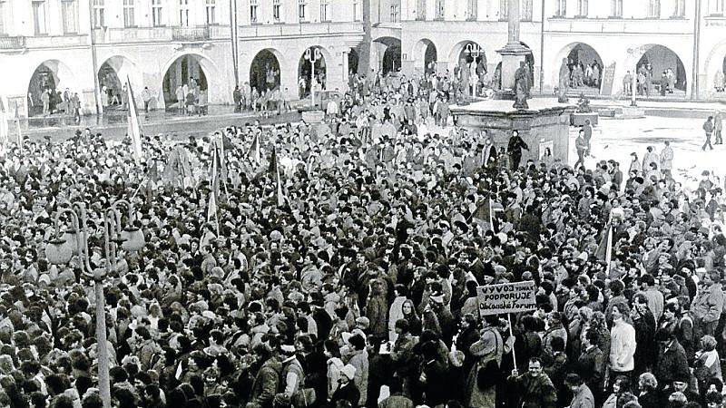 Tisíce lidí přišly 27. listopadu na náměstí v Novém Jičíně, aby podpořily požadavky studentů a Občanského fóra. Mezi nimi bylo i mnoho komunistů.