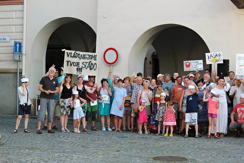 Demonstrace za nezávislou justici a proti vládě 11. června v Novém Jičíně.