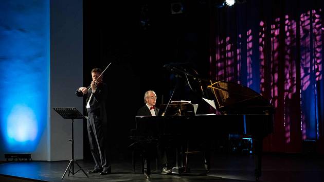Houslový virtuóz Ivan Ženatý a pianista Igor Ardašev zahráli ve Frenštátě pod Radhoštěm.