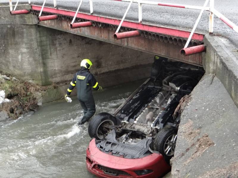 Zásah hasičů u dopravní nehody ve Velkých Albrechticích. 