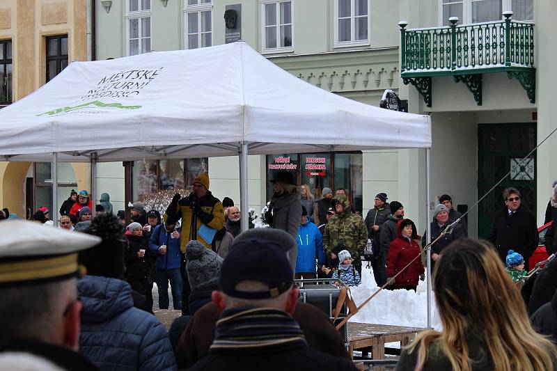 Na náměstí Míru ve Frenštátě pod Radhoštěm se v sobotu 22. ledna 2022 vzpomínalo na Karla Lopraise a na závěr mu přítomní poslali pozdravy do nebe.