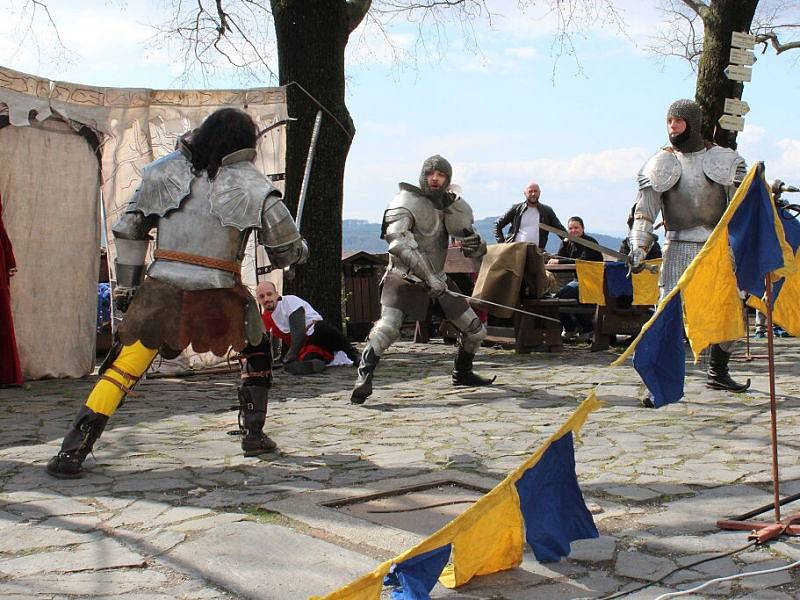 Desítky lidí mířily v sobotu 8. dubna na hrad Trúba, který se pne nad Štramberkem. Ve dvě hodiny odpoledne se na dolním nádvoří objevili šermíři, kteří svedli urputný boj.