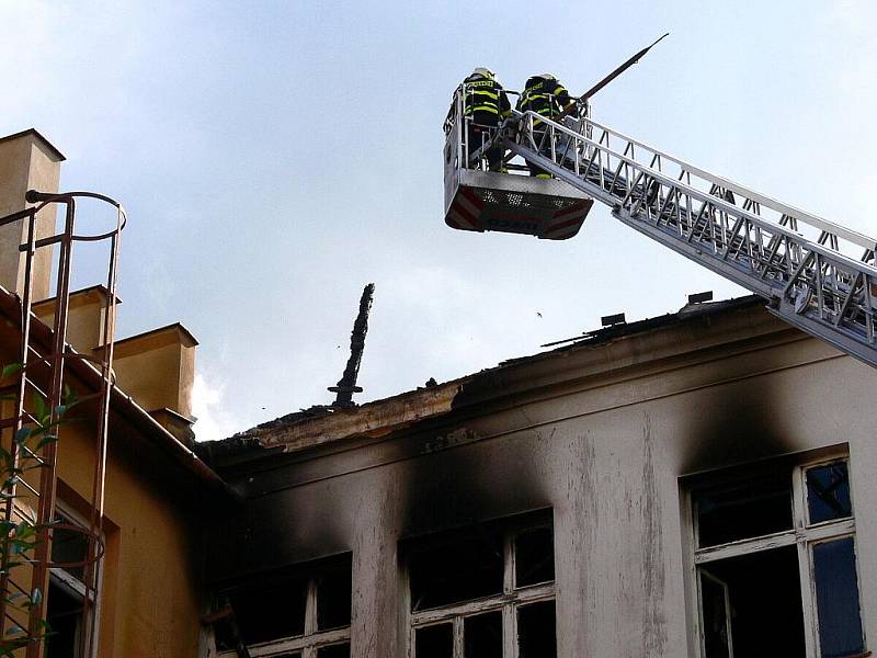 Od třetí hodiny ranní bojovali v sobotu 25. června hasiči z Novojičínska s požárem budovy bývalého ředitelství společnosti Romo ve Fulneku. 