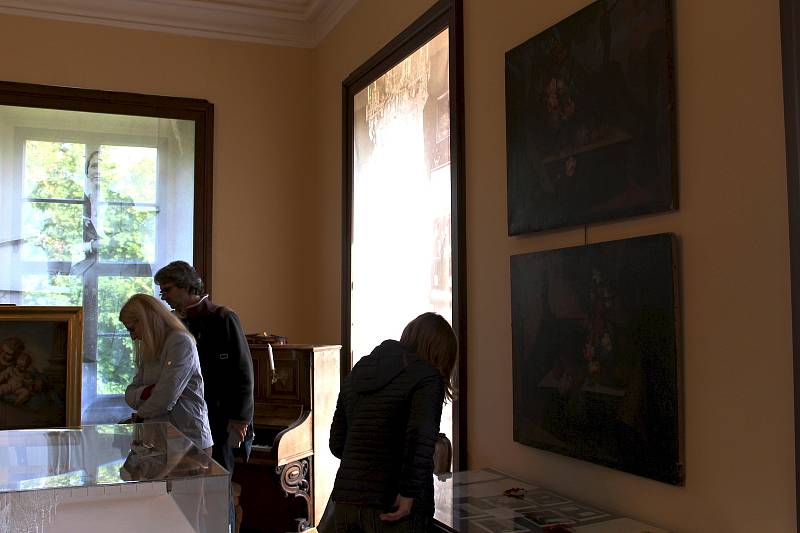 Výstava o spolupráci architekta Adolfa Loose a majitele zámku v Kuníně Victora Bauera na kunínském zámku.