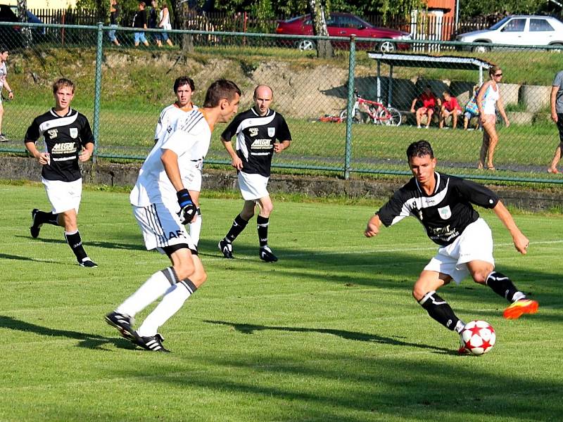 Fotbalisté Veřovic (světlé dresy) porazili v úvodním zápase nové sezony nováčka soutěže Bordovice 1:0.