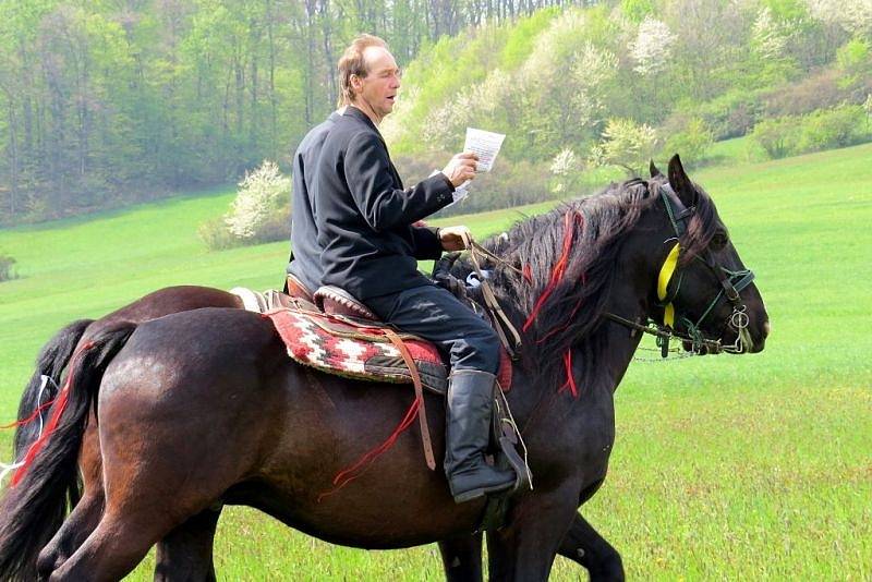 Jízda kolem osení, nebo také Rajtování, je prastarý zvyk jehož historie sahá až k dobám po bitvě na Bílé hoře. Lukavec, místní části Fulneku, je jediným místem v České republice, kde se tato velikonoční tradice dodržuje dlouhá léta do dnešních dnů.