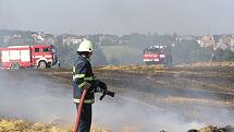 Milionovou škodu způsobil požár, který ve čtvrtek odpoledne vypukl na poli v Klimkovicích.