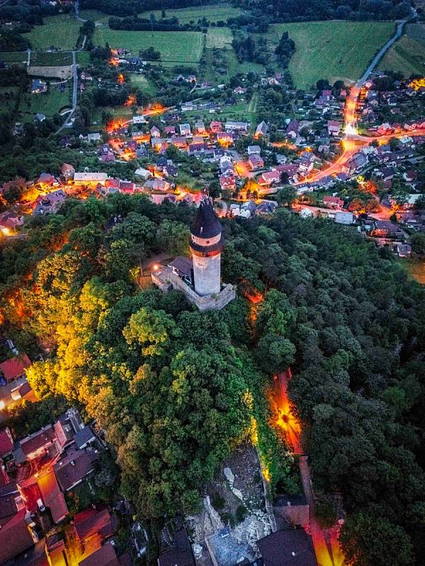 Štramberk za stmívání a ve světle pouličních lamp.