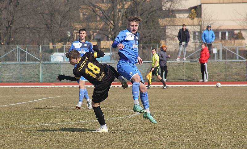 Fotbalisté Přerova (v modré) v generálce na divizní jaro porazili Frenštát pod Radhoštěm.