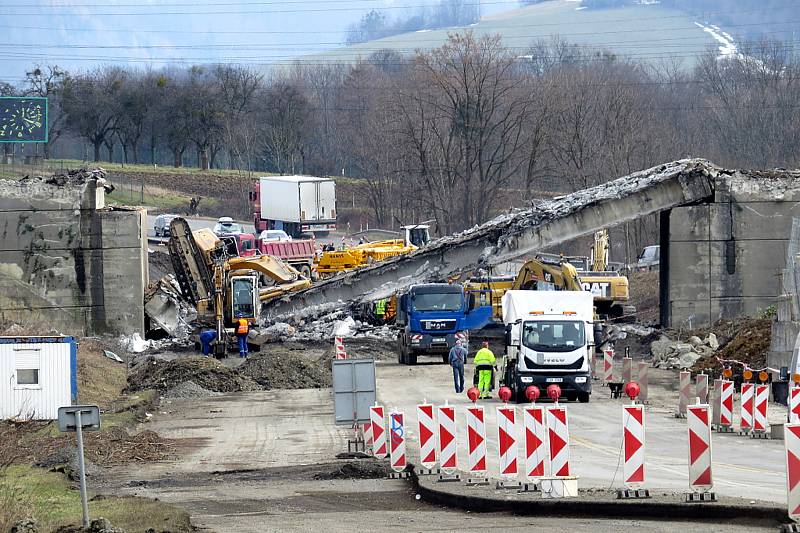 Spadlý most při rekonstrukci dálnice D48 u Příbora.