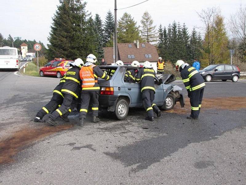 Na silnici z Frenštátu do Rožnova se stala v pondělí dopoledne vážná dopravní nehoda, při níž došlo ke zranění tří osob a požáru vozidla.