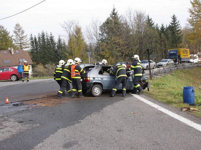 Na silnici z Frenštátu do Rožnova se stala v pondělí dopoledne vážná dopravní nehoda, při níž došlo ke zranění tří osob a požáru vozidla.