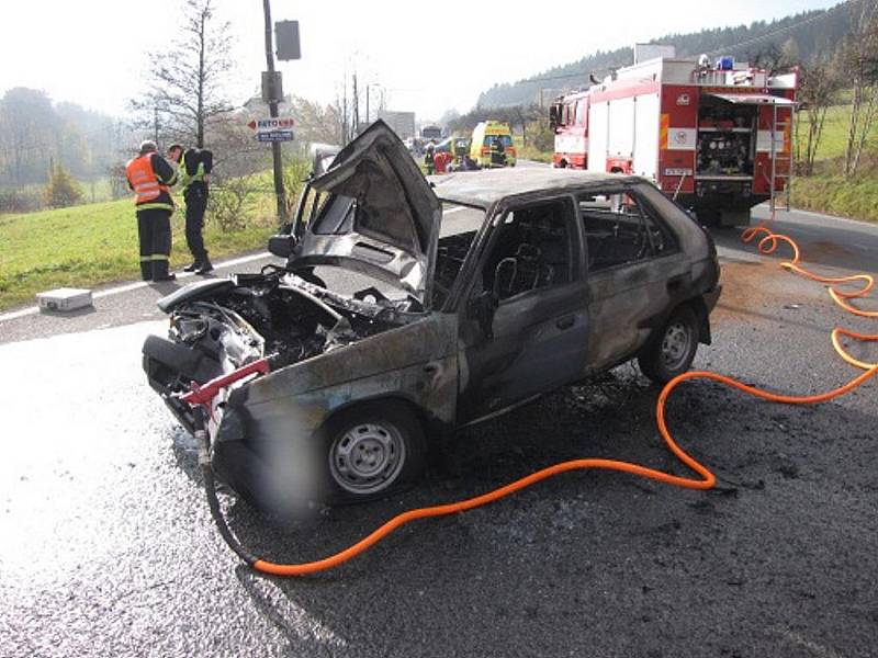 Na silnici z Frenštátu do Rožnova se stala v pondělí dopoledne vážná dopravní nehoda, při níž došlo ke zranění tří osob a požáru vozidla.