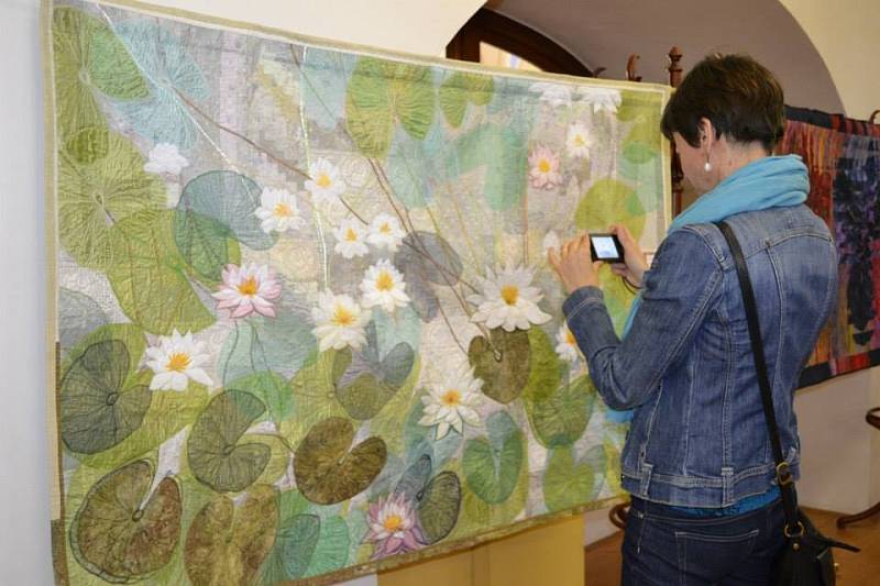 Výstava věnovaná textilní technice zvané patchwork.