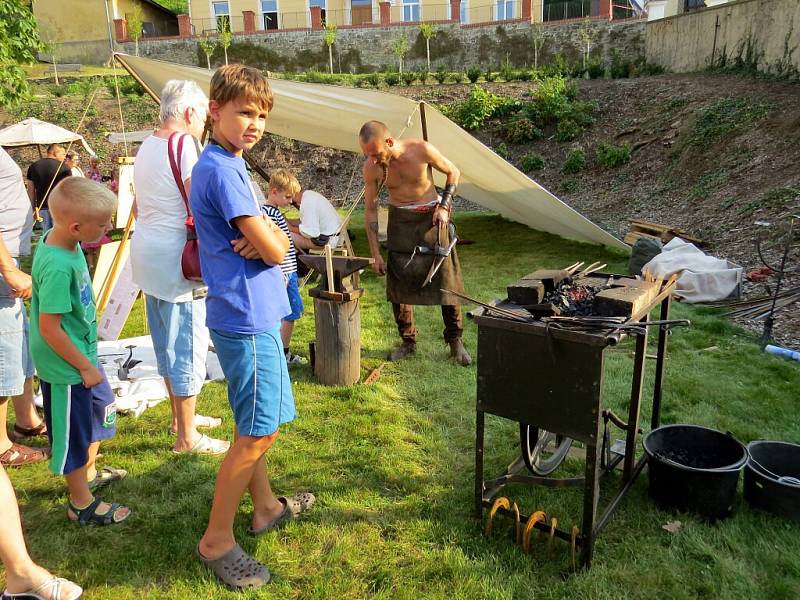 Zhlédnout nebo si i vyzkoušet práci hrnčíře, písaře, kováře či košíkářky anebo to, jak se razí mince, mohli návštěvníci, kteří zavítali na náměstí Komenského do Fulneku.