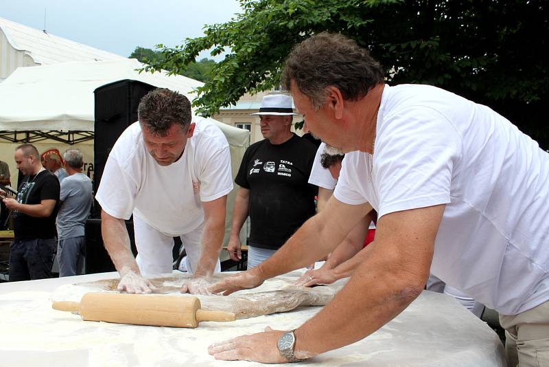 Gigantické Štramberské ucho se peklo o první červnové sobotě odpoledne.  Foto: Deník/Adam Knesl